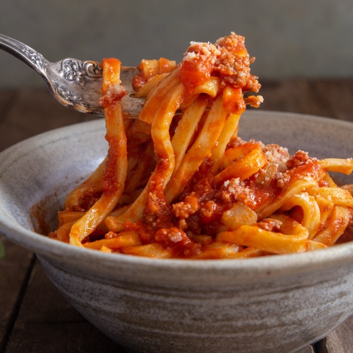 Traditional italian spaghetti bolognese sauce recipe